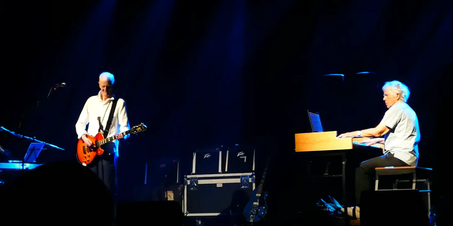 Van Der Graaf Generator (vasakul Peter Hammill, paremal Hugh Banton) ajamas Helsingis vähendatud koosseisus oma asja.