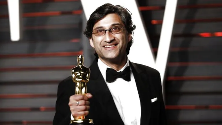 Asifs Kapadija (Asif Kapadia) ar "Oskaru" par biogrāfisko filmu "Amy"