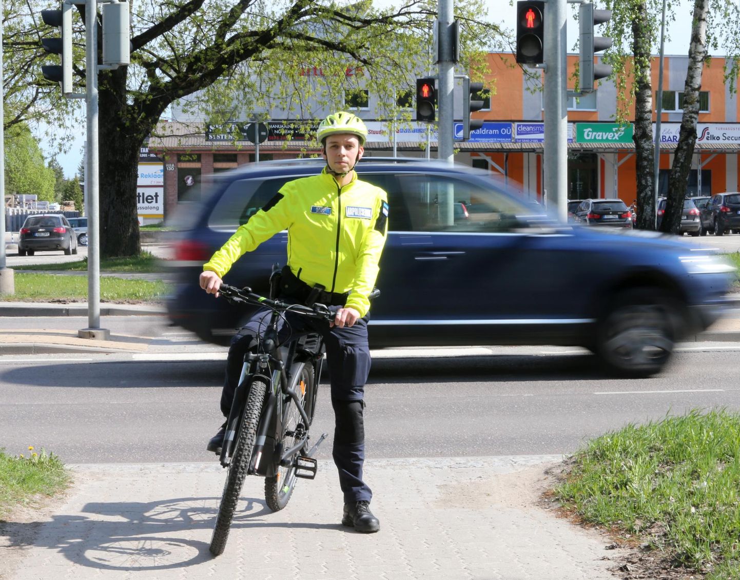 Abipolitseinik Kaimo Kukk läbib kuuetunnise vahetuse ajal jalgrattal ligi 40 kilomeetrit.
