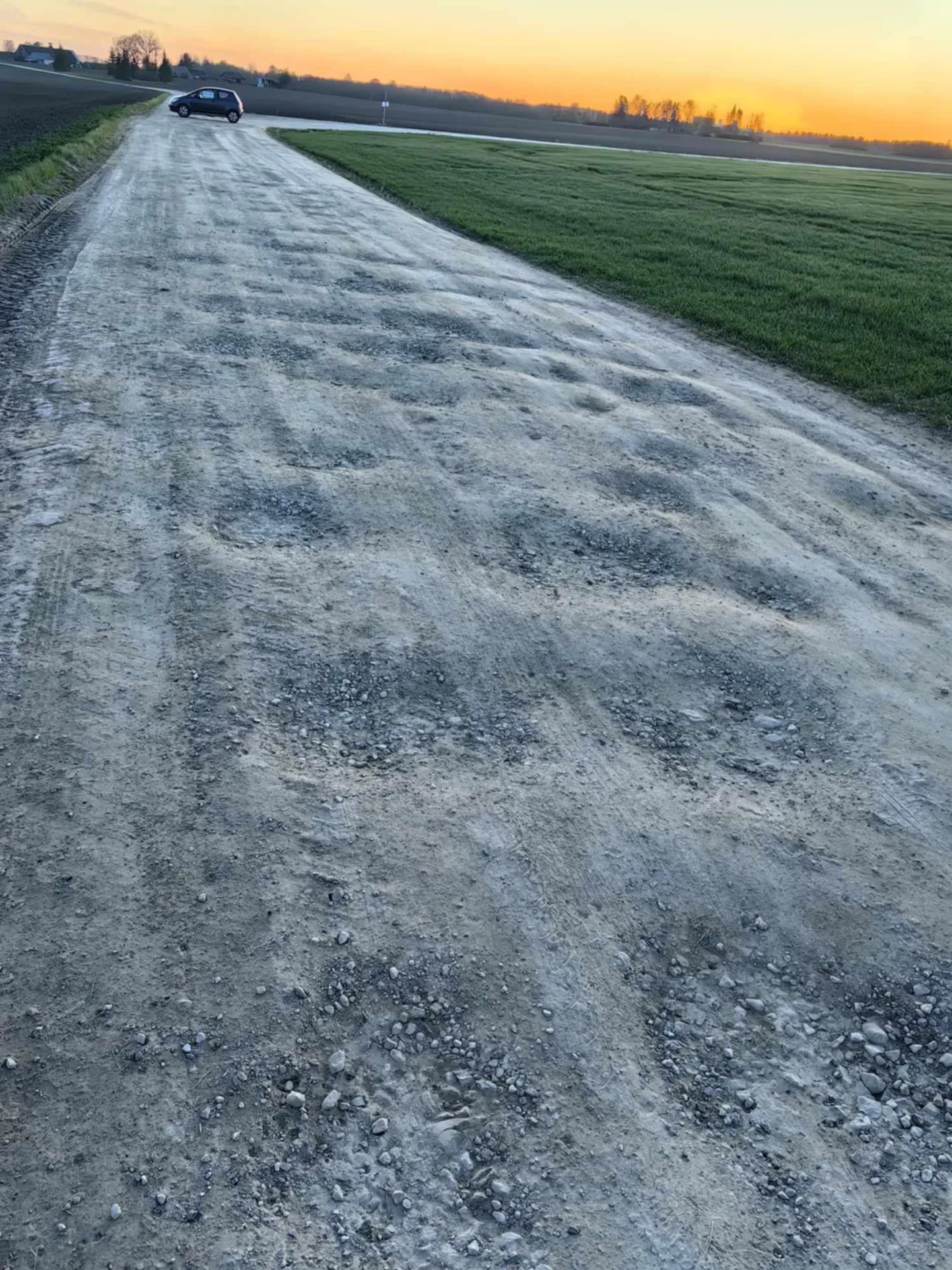 Kevadel perekonna kannatus katkes ning hooldamata teelõigule pargiti ette sõiduauto.