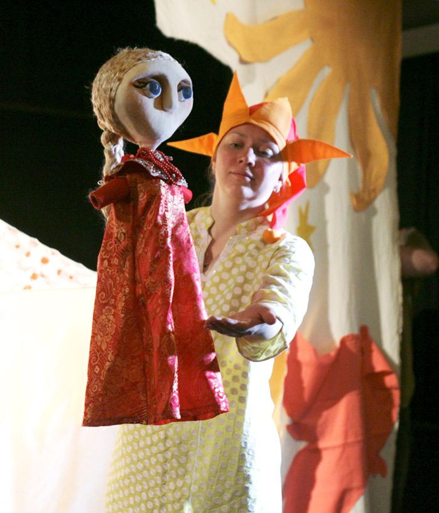 В динамичном красочном спектакле Русского театра кукол «Сказка о царе Салтане» играют и куклы, и актеры — скоморохи-затейники, веселящие почтенную публику.