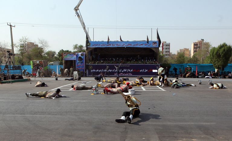 Iraani sõdurid maas lamamas pärast rünnakut sõjaväeparaadile Ahvazi linnas riigi edelaosas.