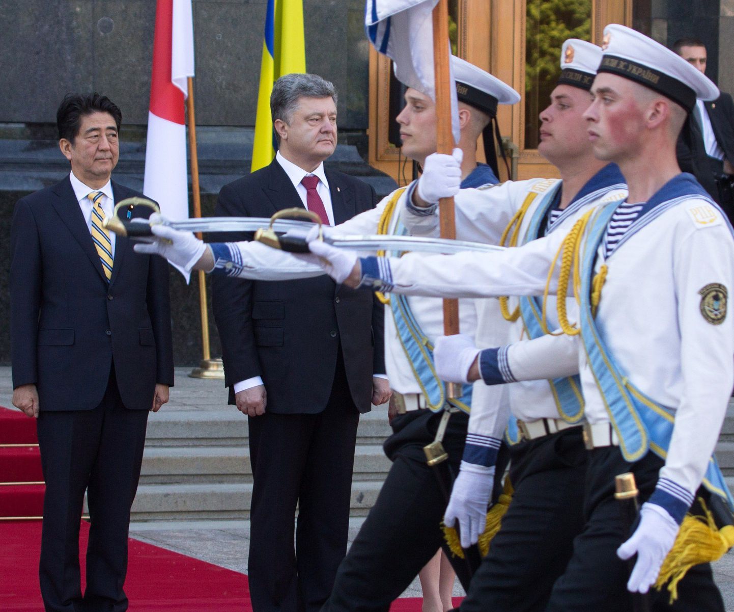 Tagaplaanil Jaapani peaminister Shinzo Abe (vasakul) ja Ukraina president Petro Porošenko (paremal)