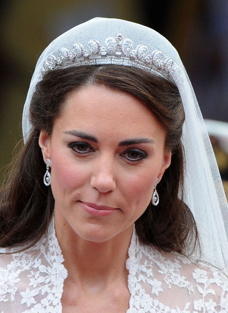 Cambridge'i hertsoginna Catherine kandmas oma pulmapäeval tiaarat
