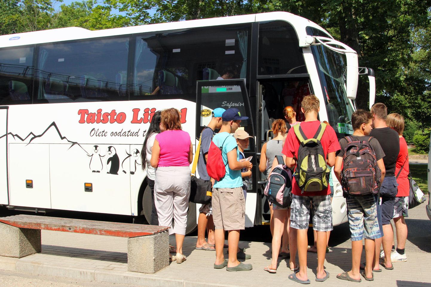 Suvel jagus Valgast väljunud ja läbi Viljandi Tallinna sõitnud Taisto bussile rahvast küll.