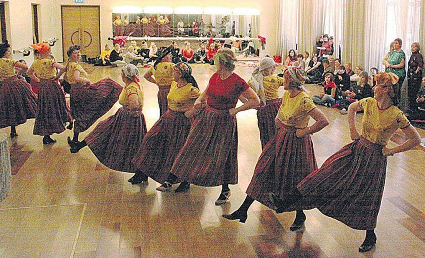 Pühapäeval harjutasid naised maikuu lõpul peetava laulu- ja tantsupeo tantse.