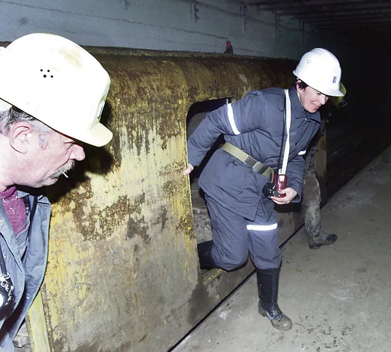 Elekter jõuab meie tuppa põlevkivi ahju kühveldamisega, see ajendas tutvuma Estonia põlevkivikaevandusega. Astun kaevandusrongist välja ligemale 70 meetri sügavusel.