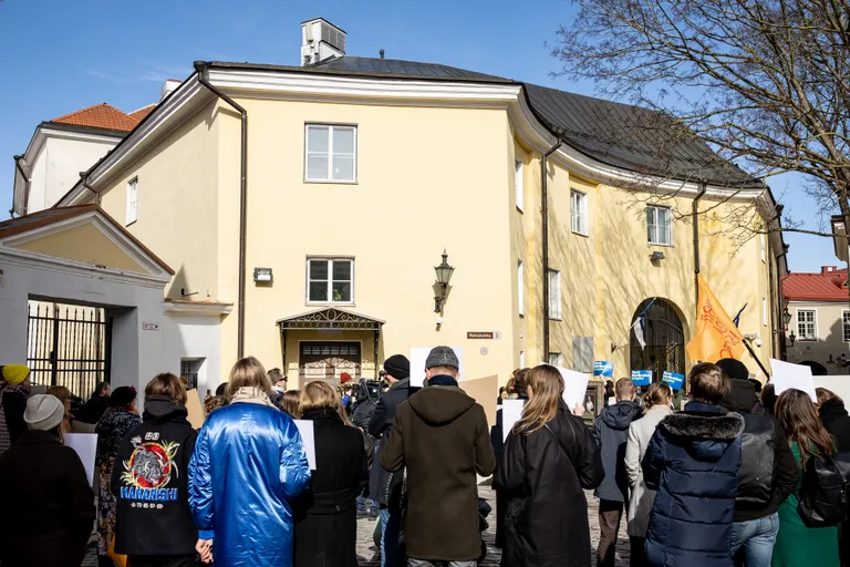 Kultuuritöötajate meeleavaldus Stenbocki ees 2023. aastal.
