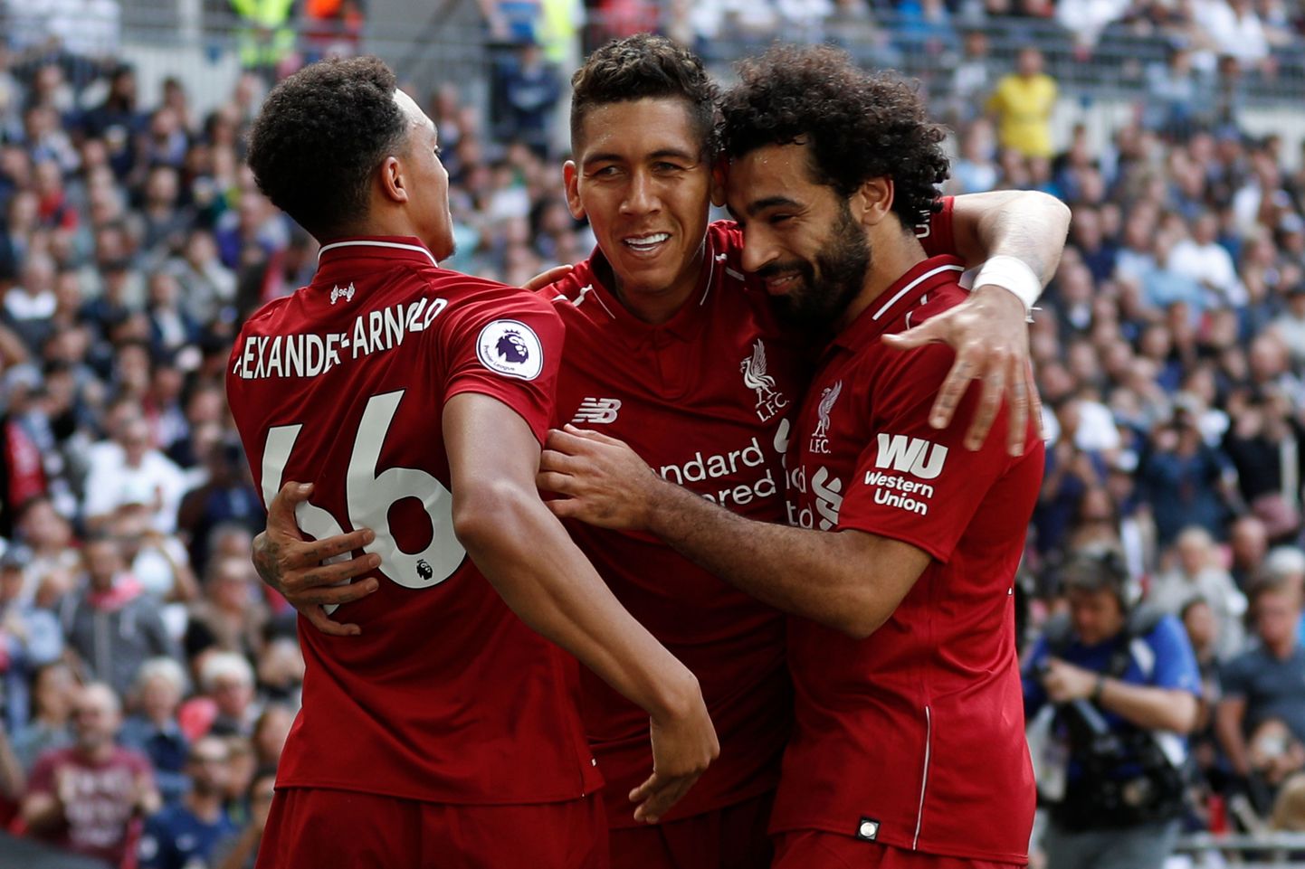 Liverpooli mängijad Roberto Firmino (keskel), Trent Alexander-Arnold ja Mohamed Salah tähistavad väravat.
