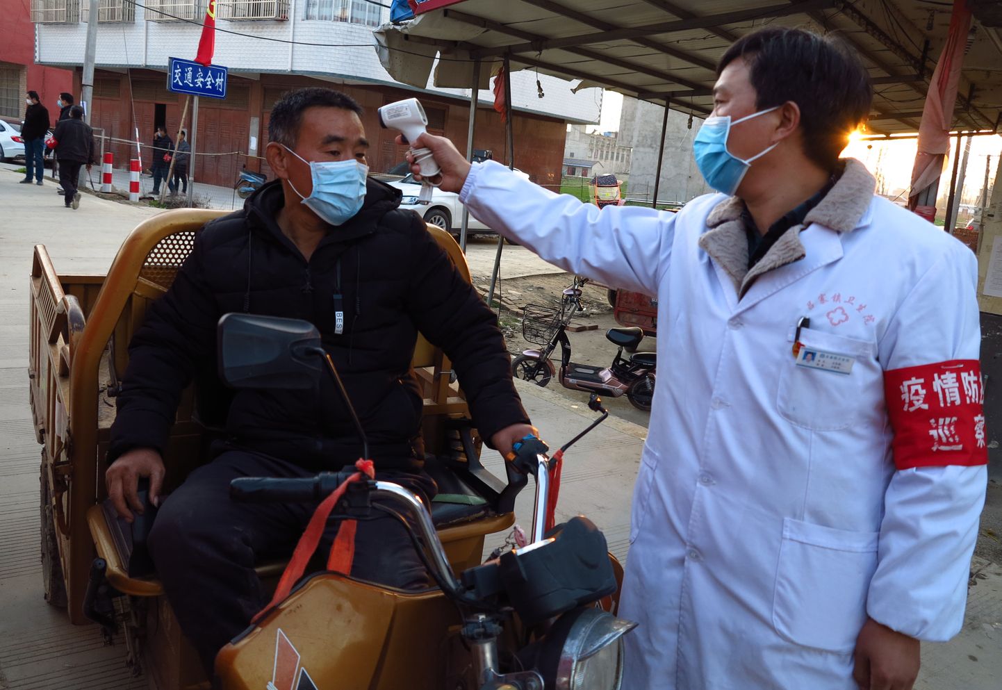Hiina Luzhai linnas kontrollitakse koroonaviirsevastases võitluses inimeste kehatemperatuuri.