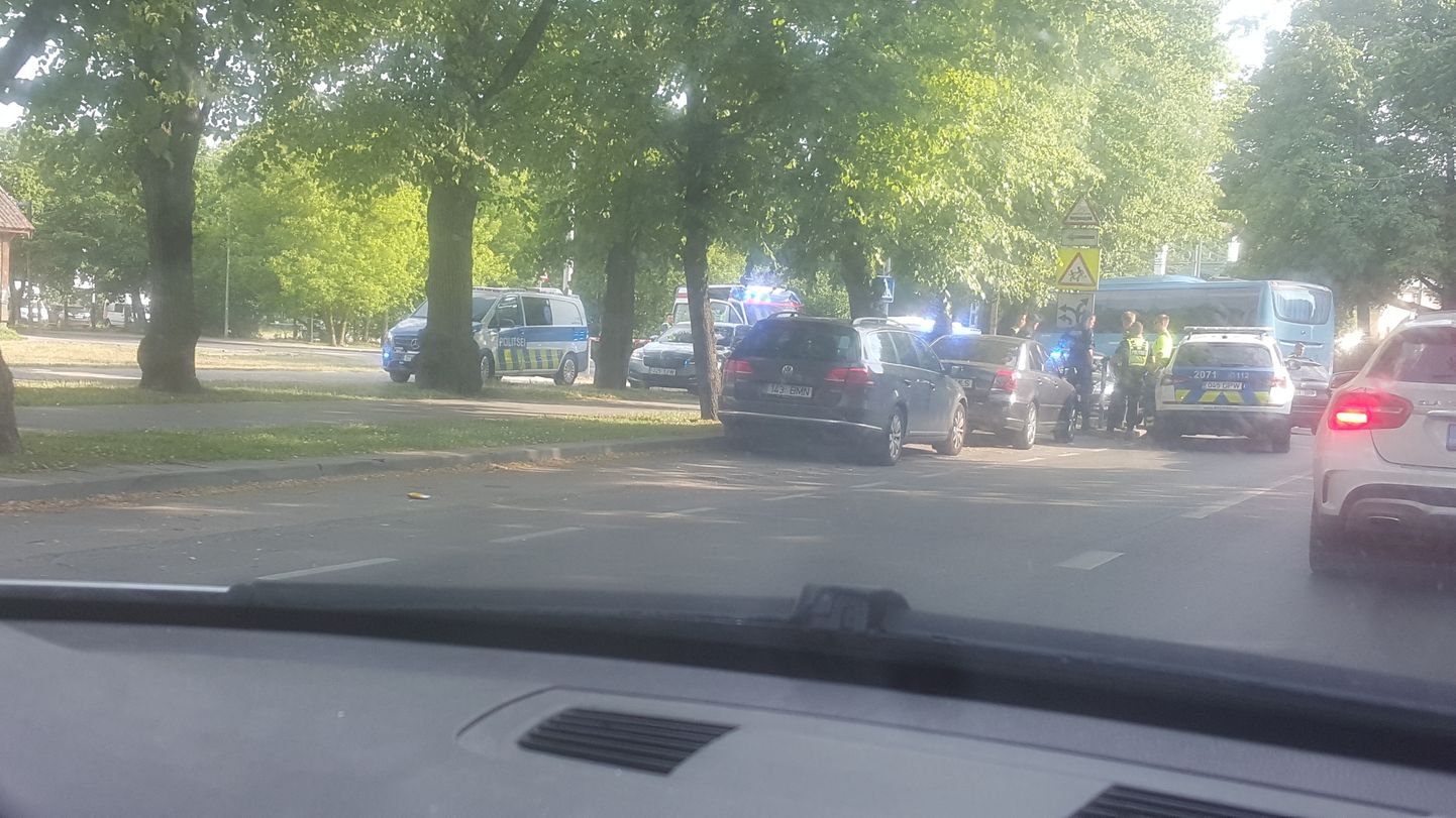Tallinnas Suurtüki tänava ja Põhja puiestee ristmikul peeti kinni peatumismärguannet eiranud ning politseiautole otsa sõitnud autojuht.