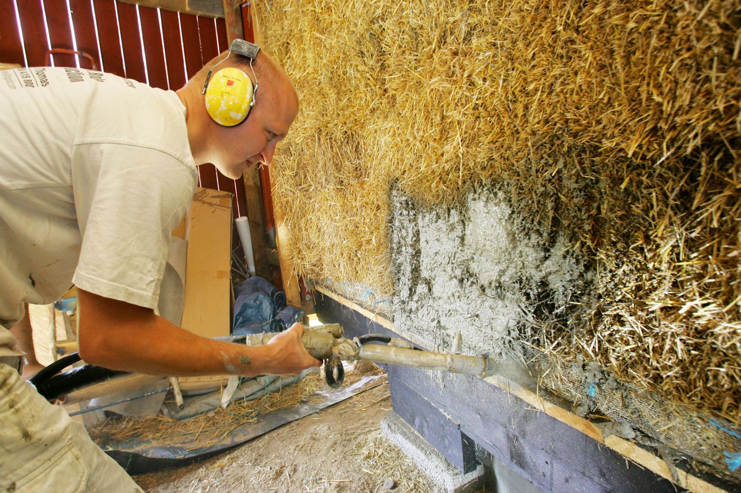 Põhust seina esimese kihi krohvimiseks võib hea kattuvuse saavutamiseks kasutada krohvipumpa.