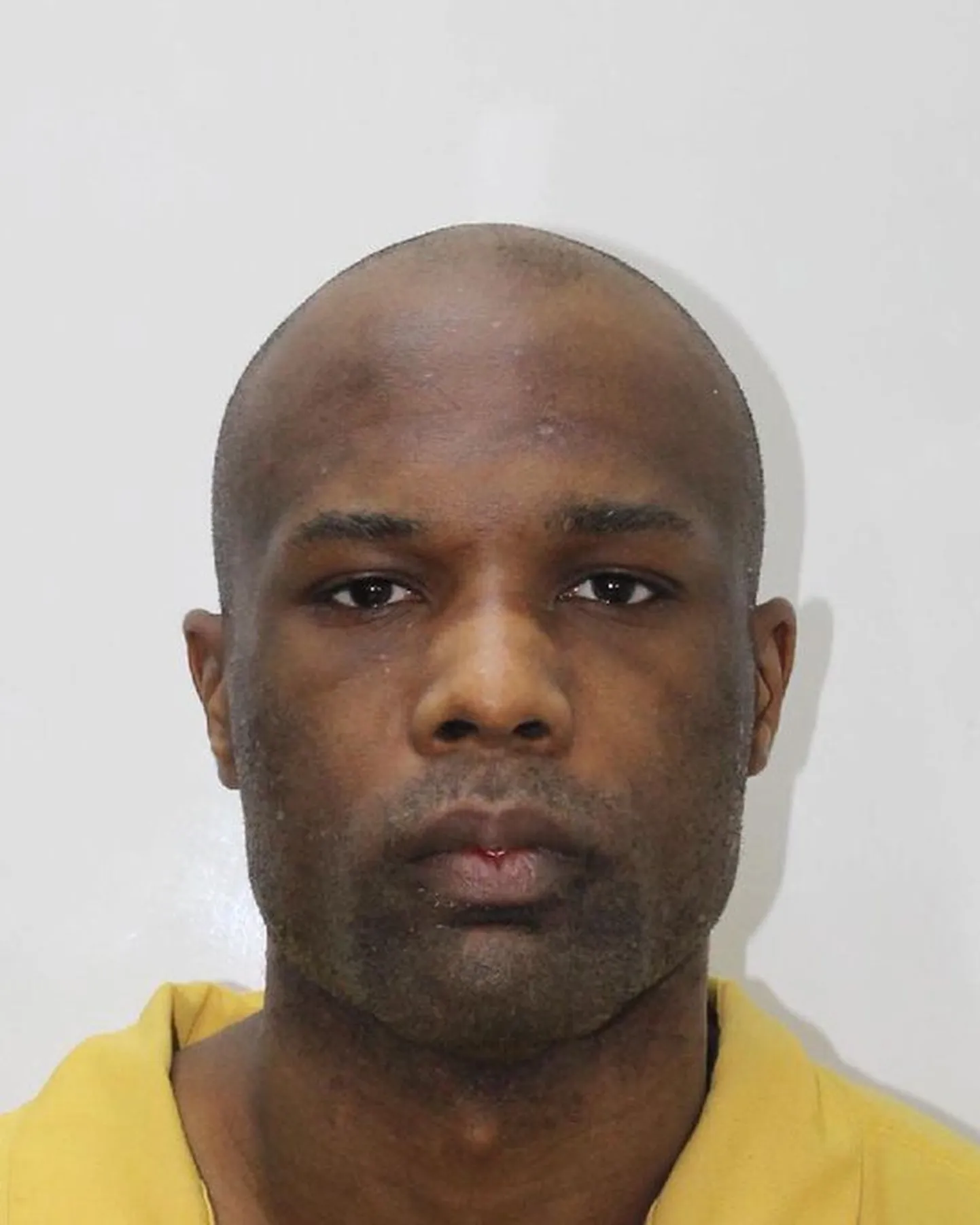 Ründaja Kelvin Edwards.