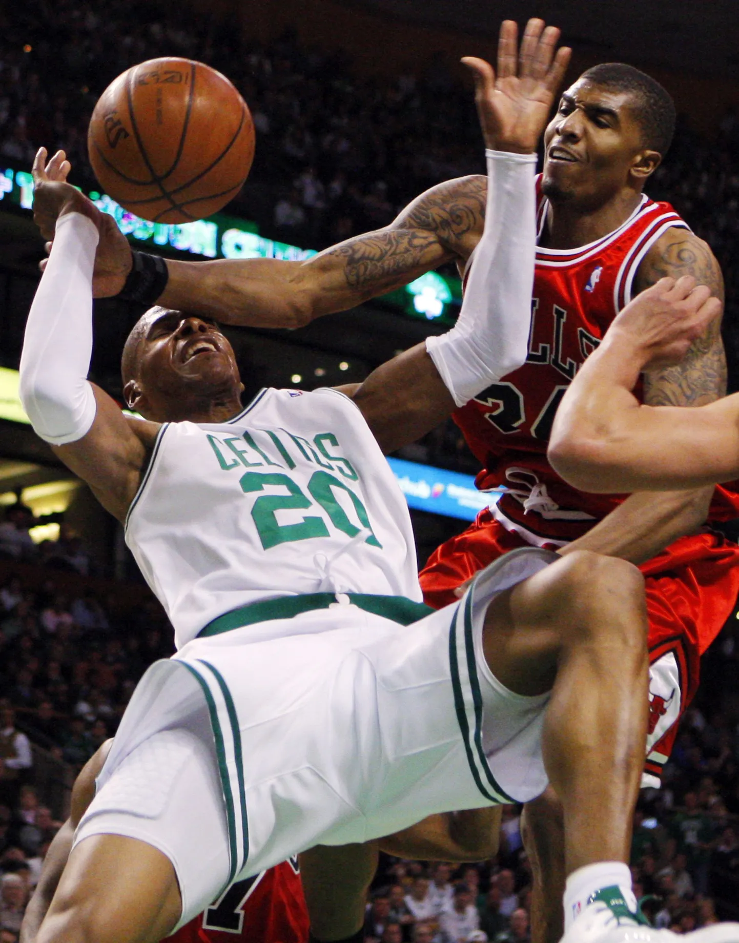 Boston Celticsi mängu päästis Ray Allen (valges). Pildil segab Allenit Chicago Bullsi Tyrus Thomas.