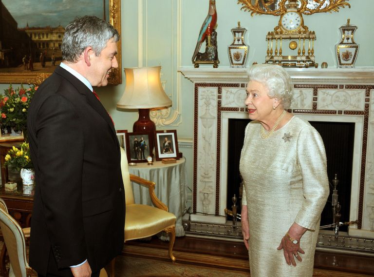 Kuninganna Elizabeth II ja peaminister Gordon Brown Buckinghami palees (11.05.2010).