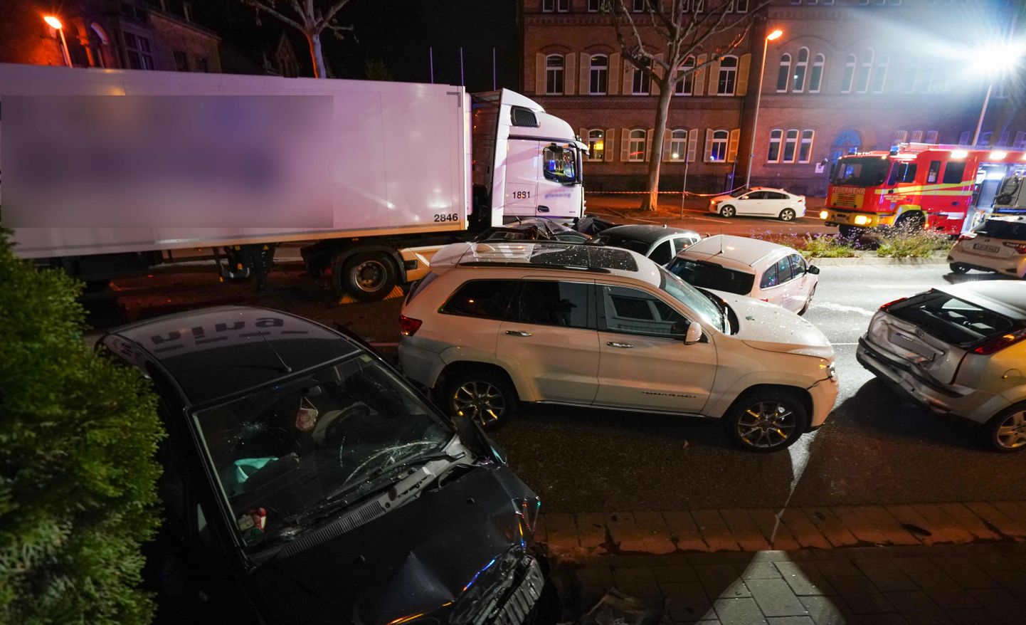 В Германии грузовик врезался в легковушки.