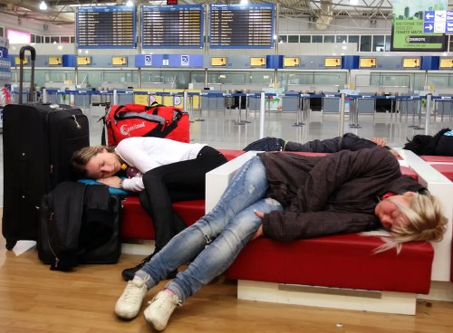 Ночевка в аэропорту. Можно ночевать в аэропорту. Люди спят в аэропорту. Аэропорт зал ожидания. Люди спят в аэропорту.