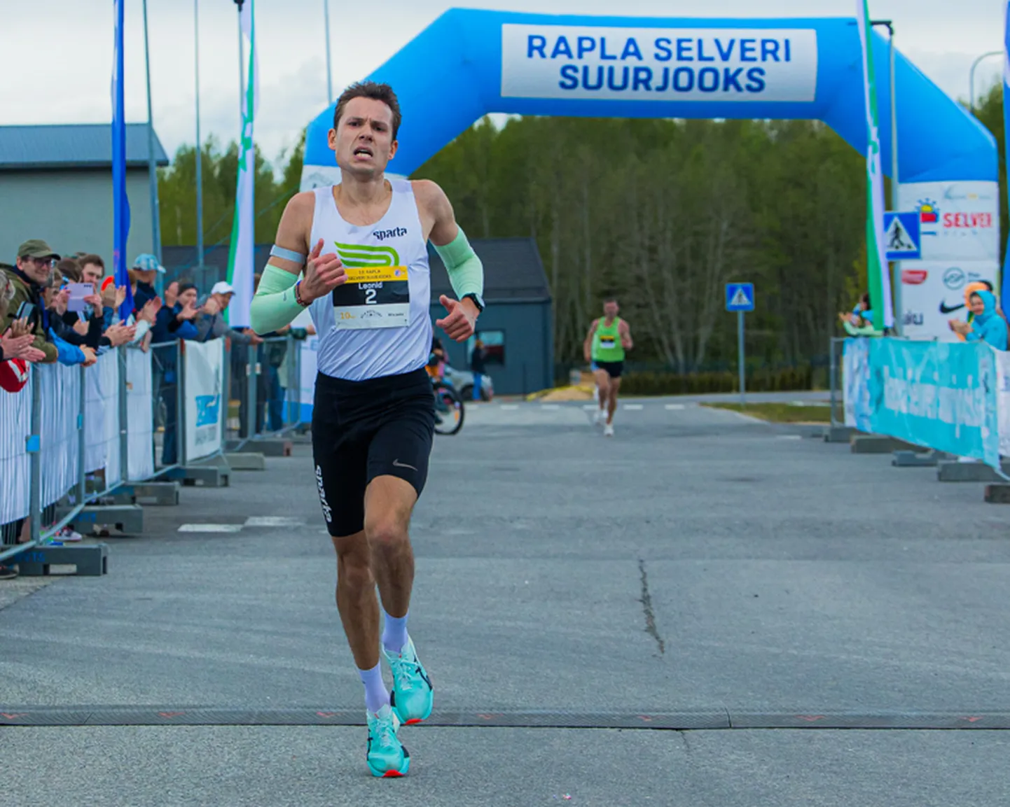 Võitjana lõpujoone ületav Leonid Latsepov püstitab ajaga 29.30 isikliku rekordi.