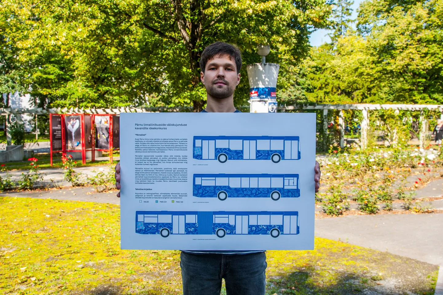 Fred Kotkas näitab Pärnu linnabusside kujunduskonkursi võidutööd.