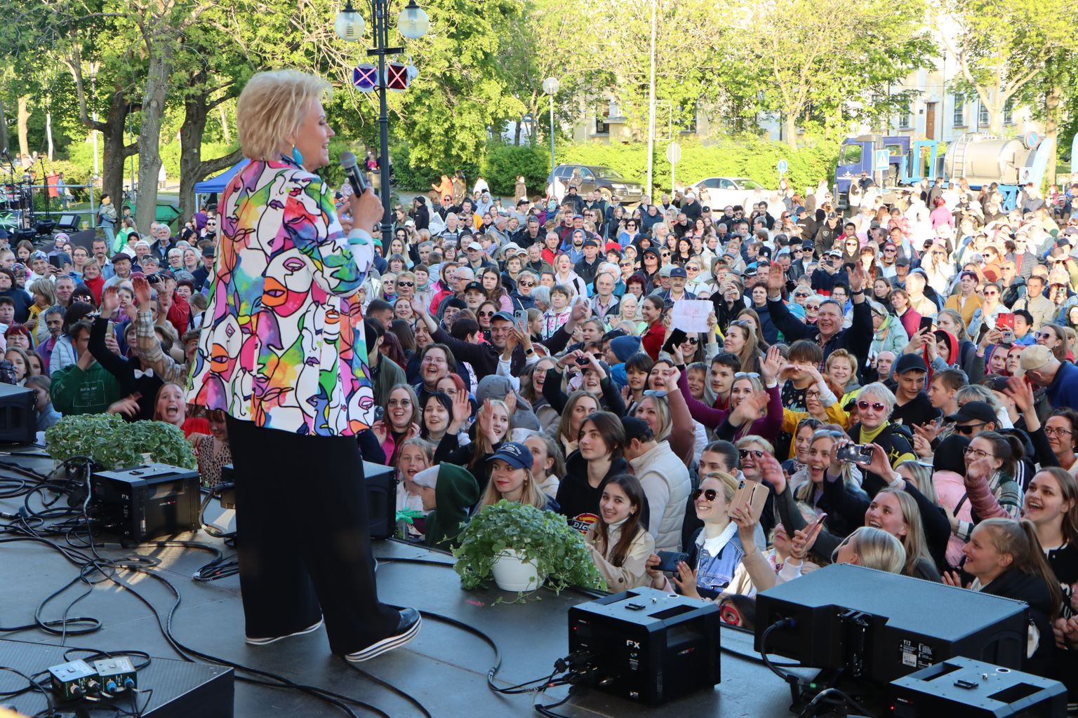 Anne Veski esinemise ajal oli Kohtla-Järvel keemikute päeva peoplatsil üle kolme tuhande inimese.