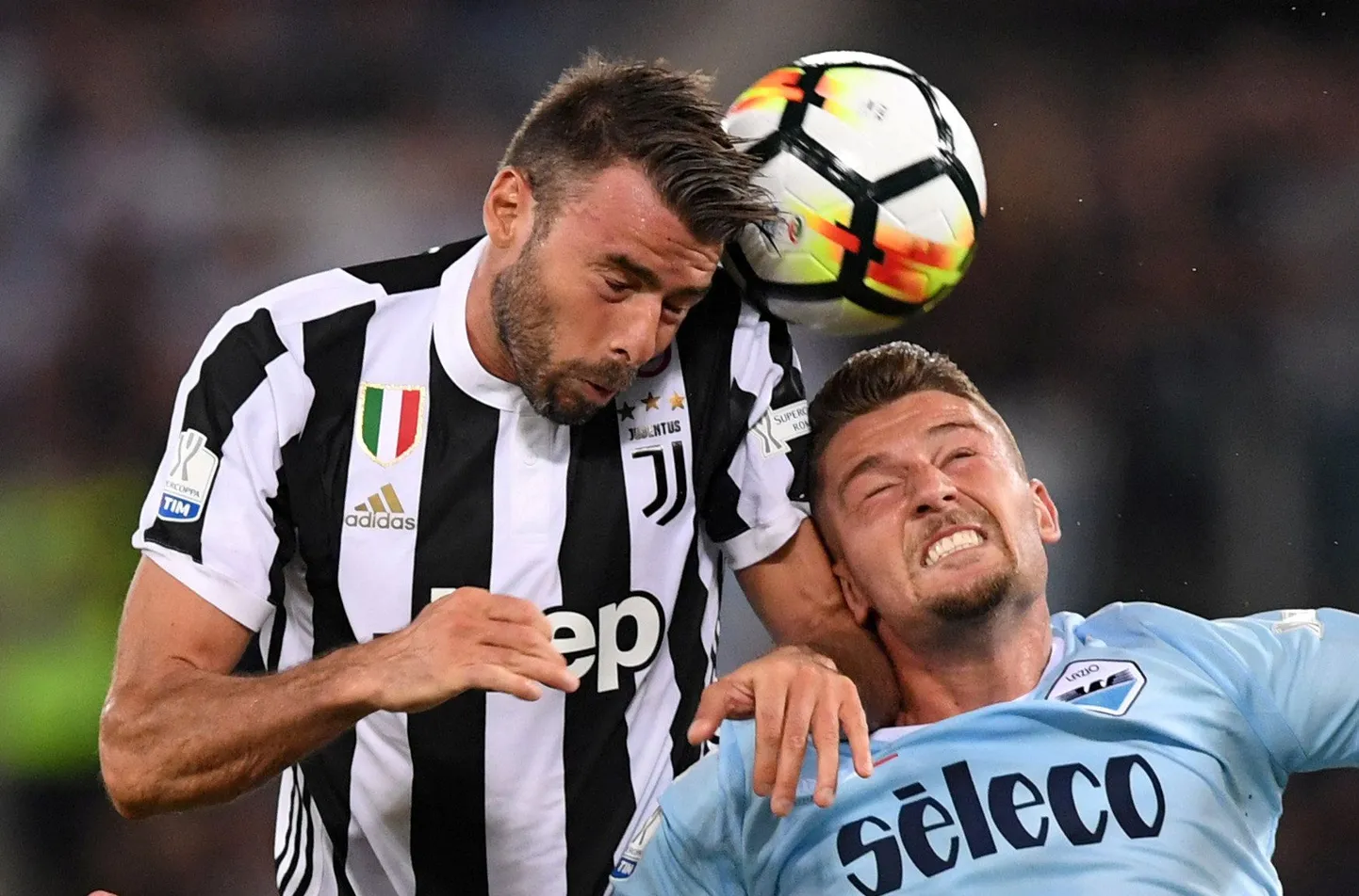 Torino Juventuse kaitsja Andrea Barzagli ja Rooma Lazio ründaja Sergej Milinkovic-Savic.