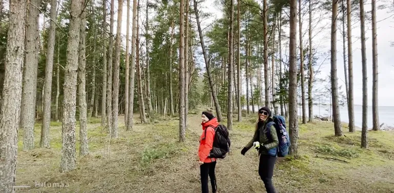 Kertu Jukkum (paremal) sõbranna Liisiga Hiiumaal matkamas.