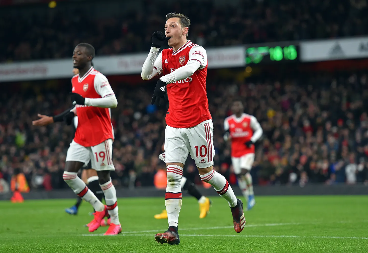 Mesut Özil väravat tähistamas.