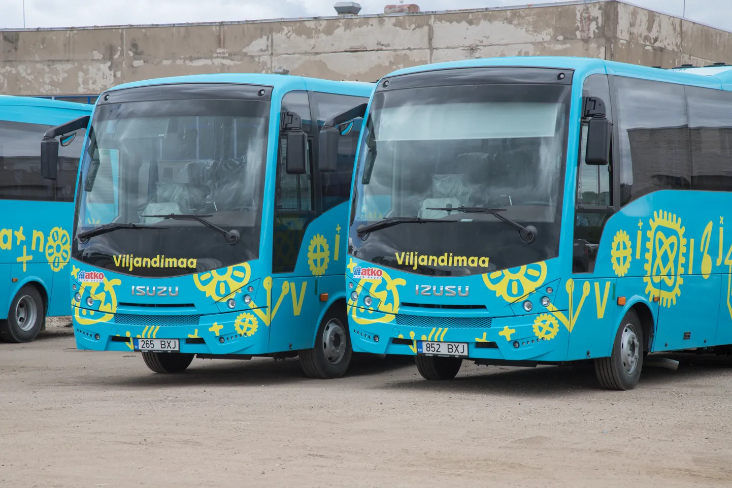 Esimesed uued ja juulist sõitma hakkavad bussid on Atko Grupp juba Viljandisse toonud. Need sinised Isuzu bussida hakkavad sõitma maakonnaliinidel.