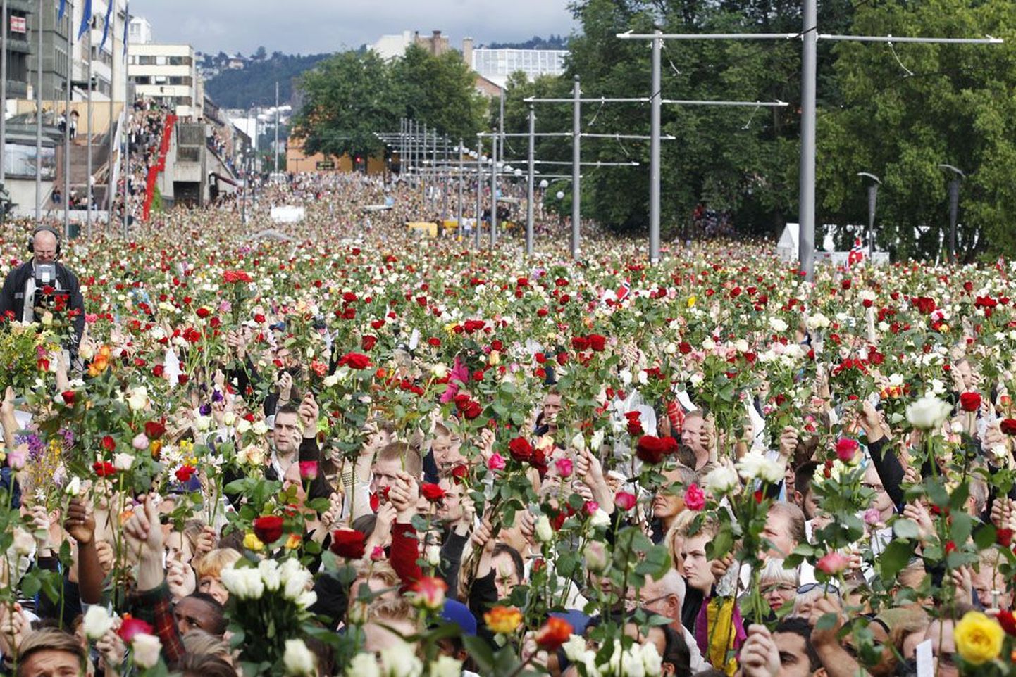 Oslo kesklinna tänavad täitusid üleeile kümnete tuhandete inimestega, kes mälestasid reedeste rünnakute ohvreid roosidega lehvitades.