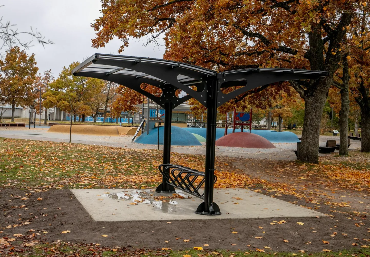Läinud aastal rajas Pärnu linn keskranna lähedale 12 000 eurot maksnud rattaparkla, kuhu saab jalgratast lukustada vaid esirattast. Kuigi linn ise nõuab uusarendustelt, et rajatavate rattaparklate puhul peab saama rattaid kinnitada raamist. Raamist kinnitamist eelistavad ka jalgratturid, sest see on vargakindlam ega lõhu ratast.