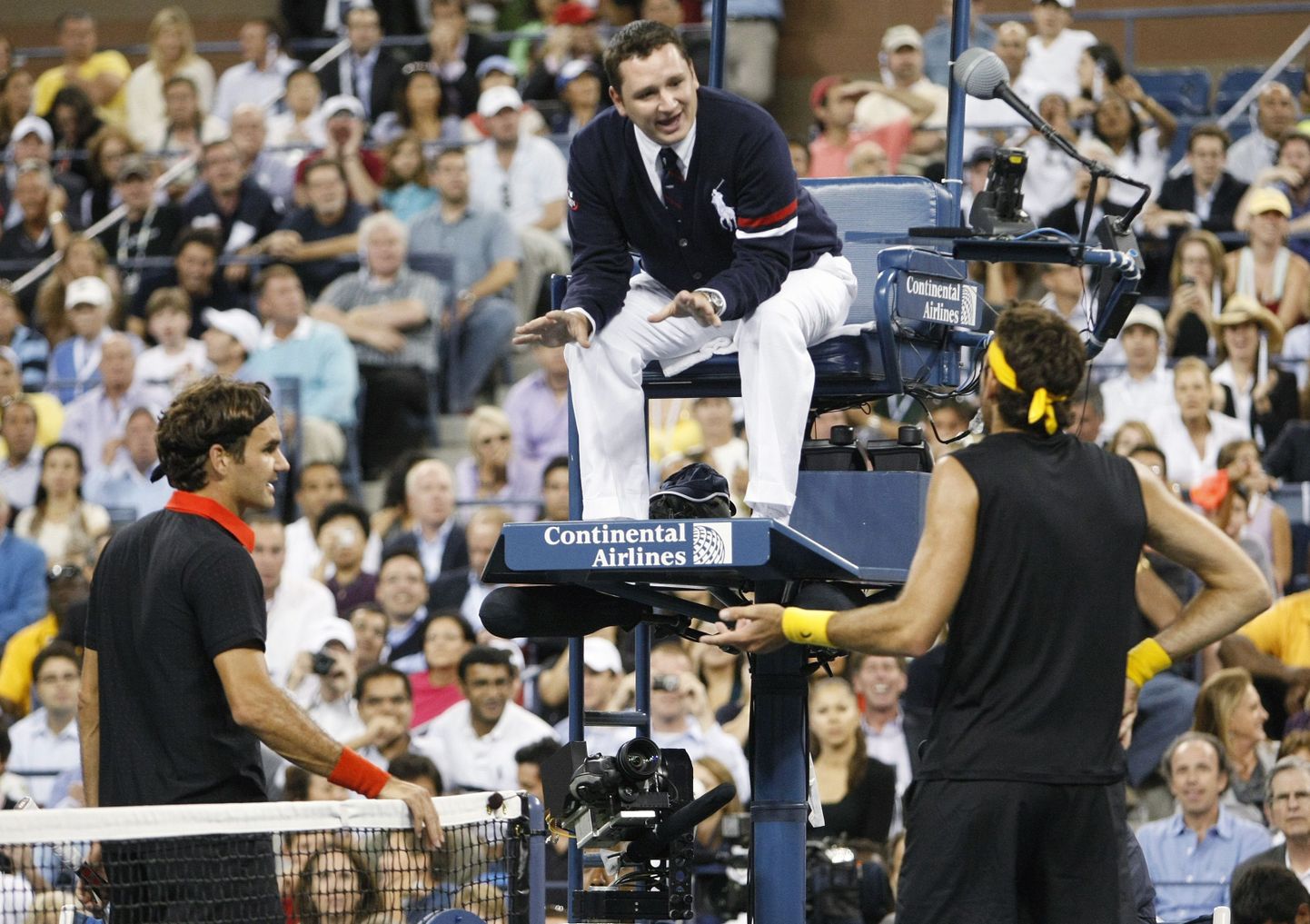 Juan Martin del Potro (paremal) ja Roger Federer vaidlevad pukikohtunikuga.
