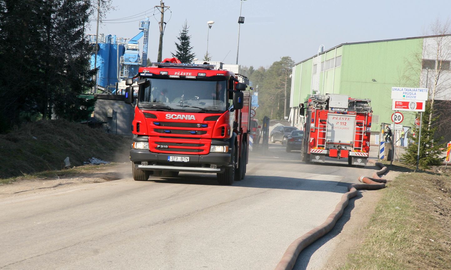 Päästemeeskonnad töötasid Uikala prügilas veel eile päevalgi, kui suurem tulekahju oli juba lämmatatud.