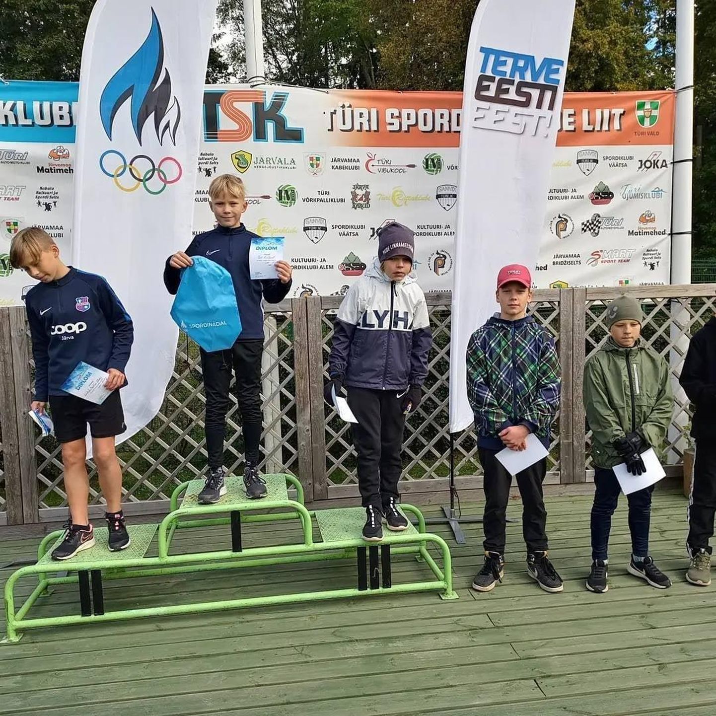 Poiste U12 vanuseklassi neljavõistluse esikolmikusse jõudsid (vasakult) Endrik Martin Elias, Kert Viiklaid, Aaron Maarend.
