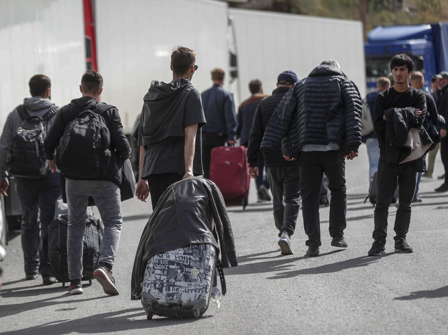 Osalise mobilisatsiooni eest põgenenud Vene noored mehed Gruusia ja Venemaa piiril, 27. septembril 2022. aastal.