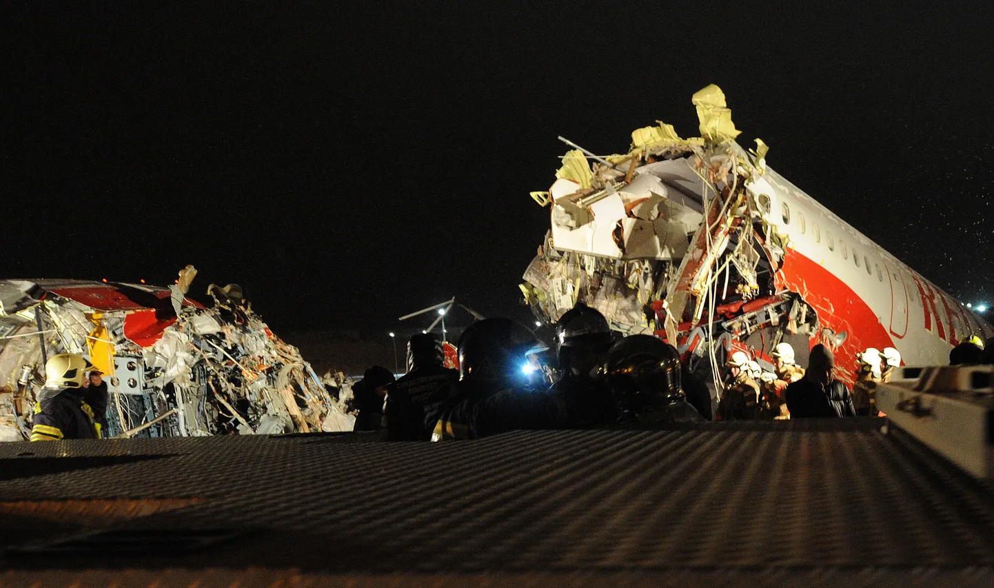 Tu-204 purunes pärast ebaõnnestunud maandumist kolmeks tükiks ja süttis põlema.
