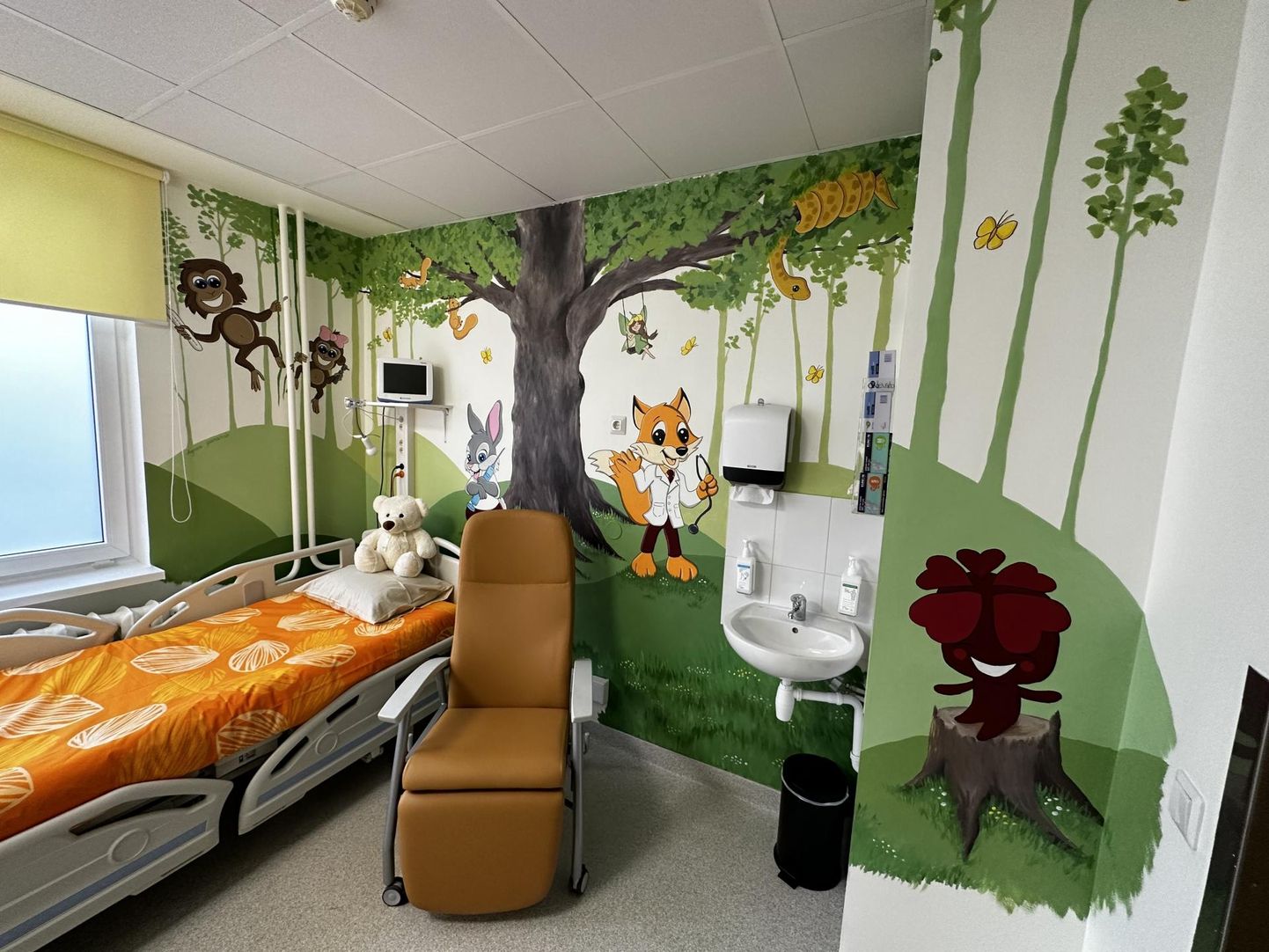 Uuenenud Viljandi haigla erakorralise meditsiini osakonna lastetuba mööbel ja aparatuur sai uuendust ning selle seinu katavad maalingud.