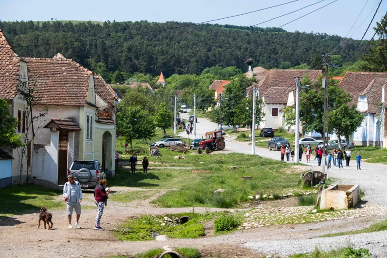 Charles armus omal ajal küla elanikesse ning keskkonda.