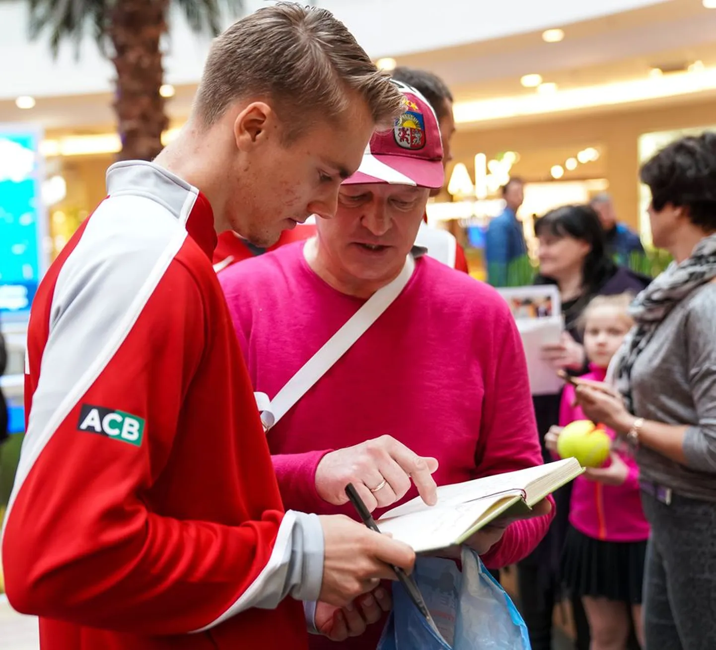 Roberts Štrombahs sniedz autogrāfu Latvijas izlases līdzjutējam.