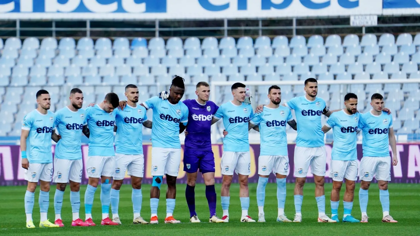 "Arda Kardzhali" futbolisti aizvada klusuma brīdi.