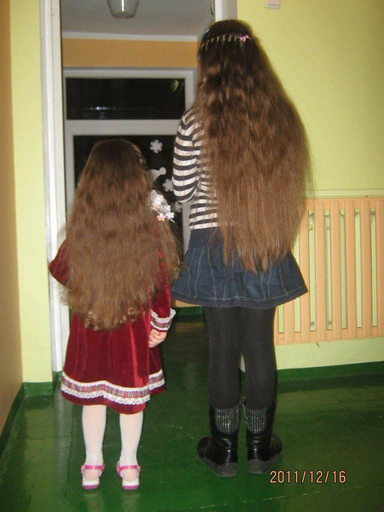 Heleriinu vanem õde Kadi-Heike annetas juuksed 10-aastaselt Vanemuise teatrisse. Pildil on Heleriin 4-aastane ja vanem õde 10-aastane.