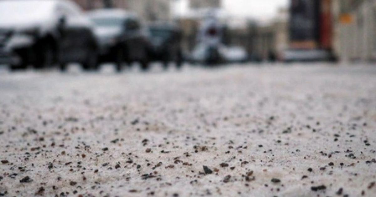 Реагент на тротуаре. Мраморная крошка для дорог. Крошка для посыпки дорог. Противогололедные реагенты. Мраморная крошка для посыпки от гололеда.