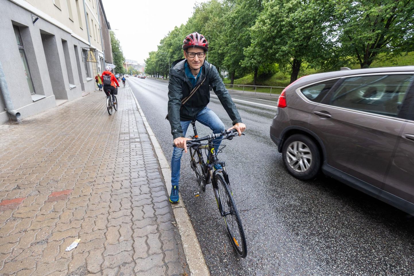 Linnavolinik Pärtel Piirimäe eelistab linnas liigelda jalgrattaga ning kiidab plaani rajada Riia tänavale alalised rattateed.