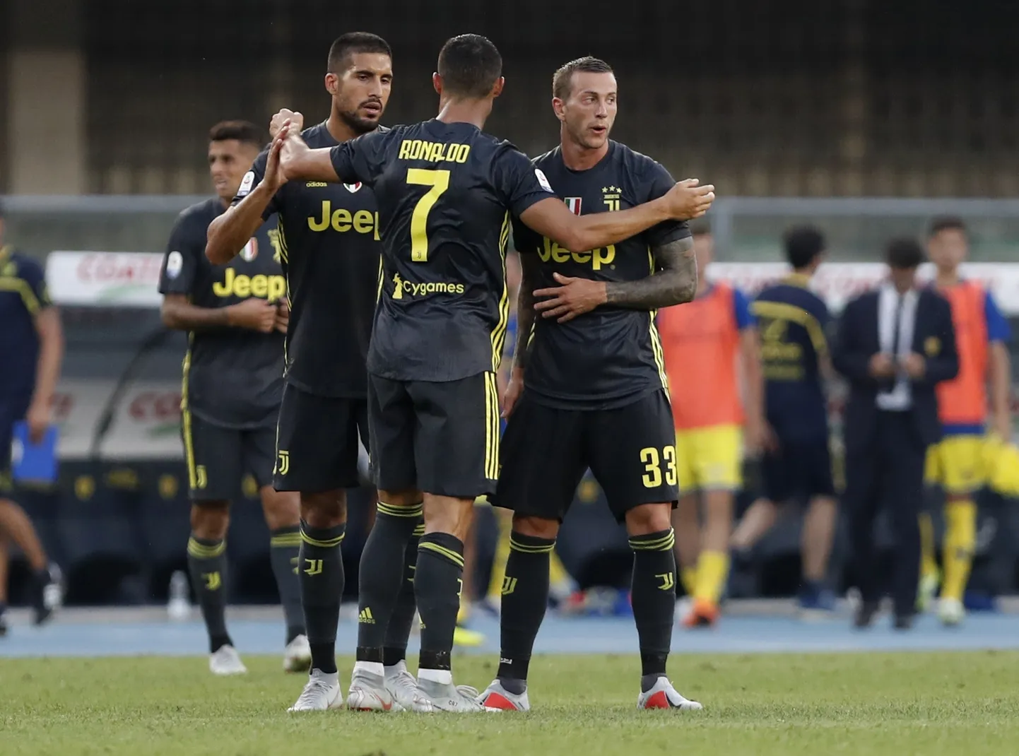Federico Bernardeschi (paremal) tähistamas väravat koos Cristiano Ronaldo ja Emer Caniga.