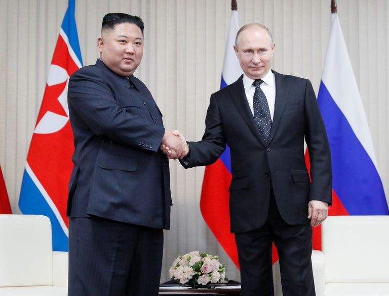 Põhja-Korea liider Kim Jong-un (vasakul) ja Venemaa president Vladimir Putin täna Vladivostokis.