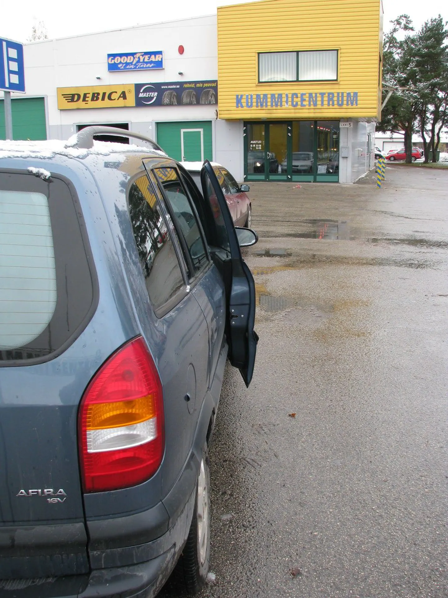 Kummicentrumi ukse taga ootas täna rehvivahetust kümmekond autot.