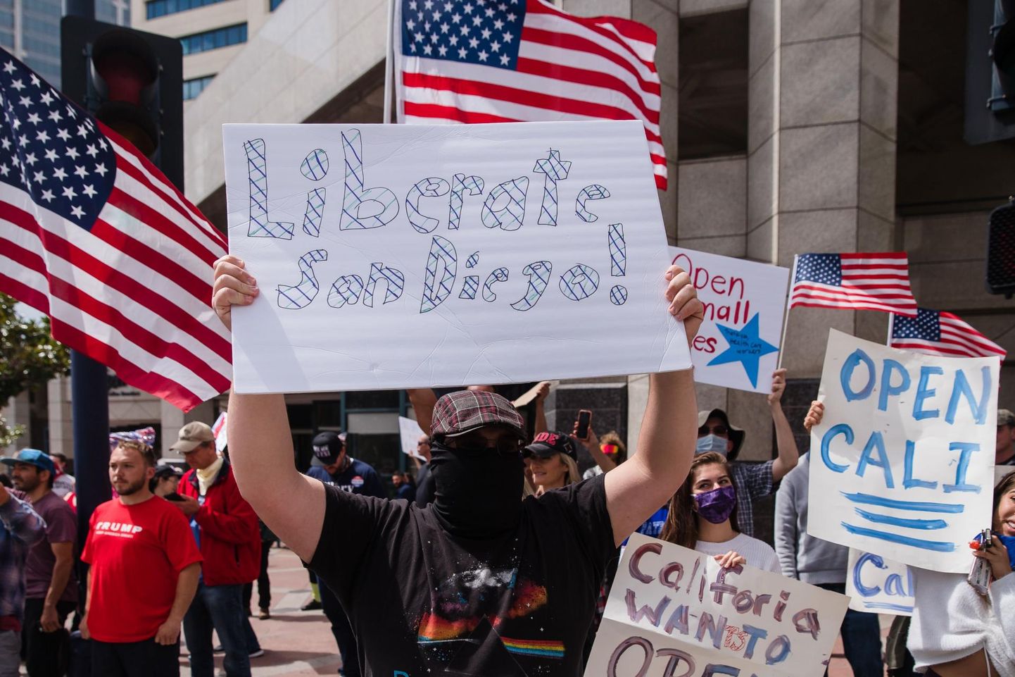 Individualistlikes kultuurides on raske piirata liikumisvabadust. Pildil meeleavaldus viirusest tingitud liikumispiirangute vastu San Diegos Californias 18. aprillil 2020.