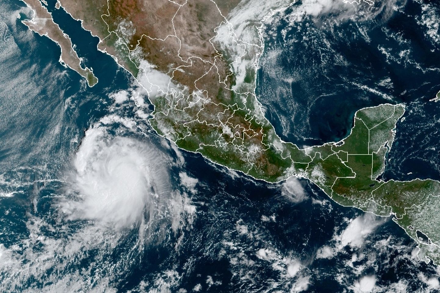 Satelliidifotolt on näha, et troopiline torm Pamela läheneb Mehhikole.