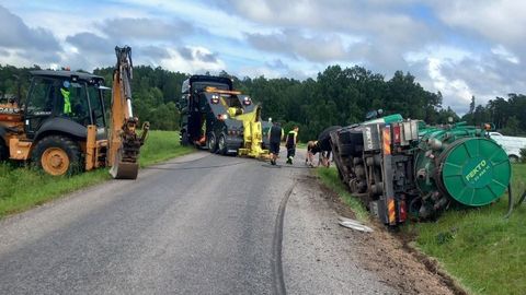 Kraavi vajunud fekaaliveoauto vajas mitu tundi päästmist