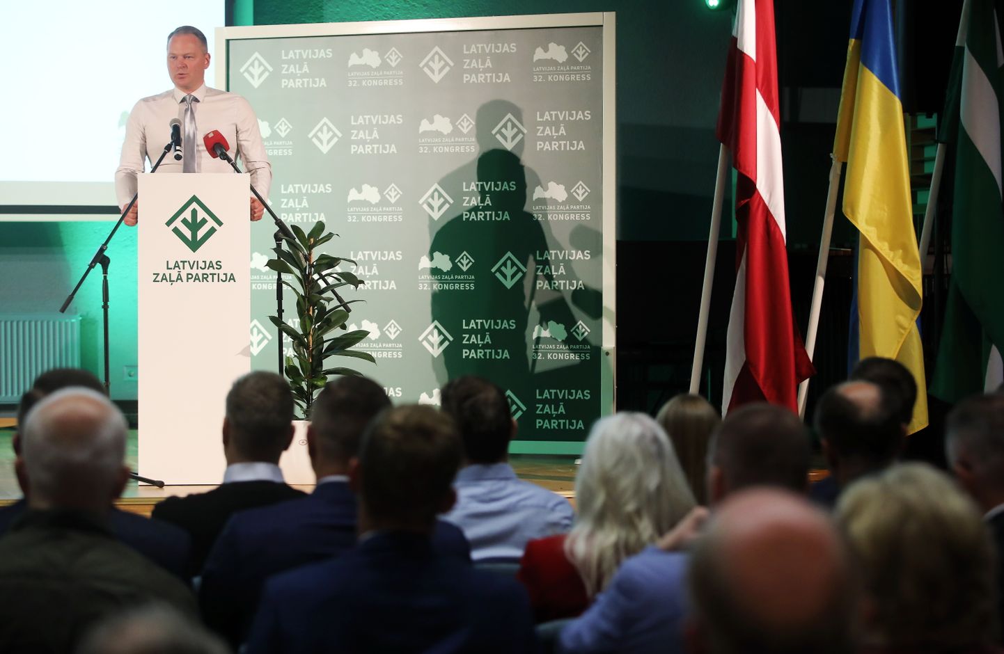 Latvijas Zaļās partijas valdes loceklis un ģenerālsekretārs Pēteris Dimants piedalās Latvijas Zaļās partijas ārkārtas kongresā , kurā plānots pieņemt lēmumu par pievienošanos topošajam LZP, LRA, Liepājas partijas un Ulda Pīlēna biedrības apvienotajam sarakstam 14.Saeimas vēlēšanām.