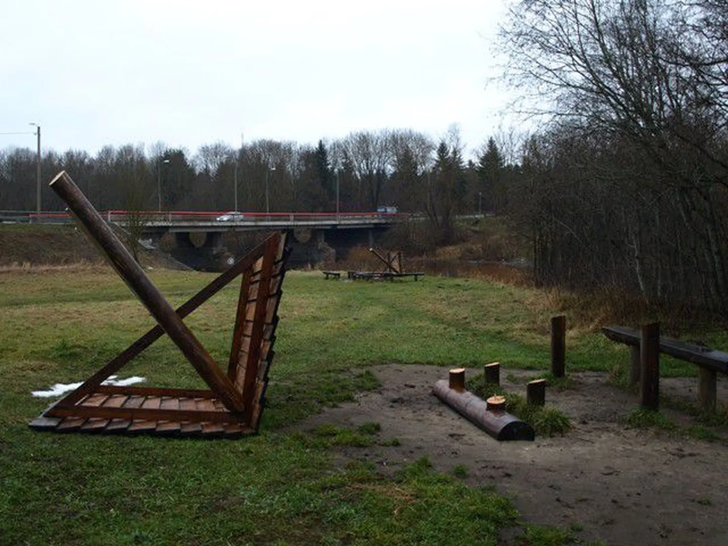 Pildil vandalismiakti tagajärjed.